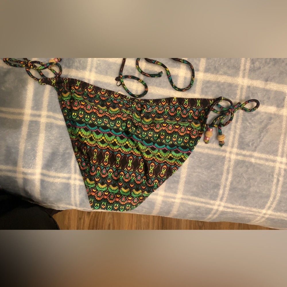 Kirra Multicolor Patterned Bikini - Picture 3 of 8
